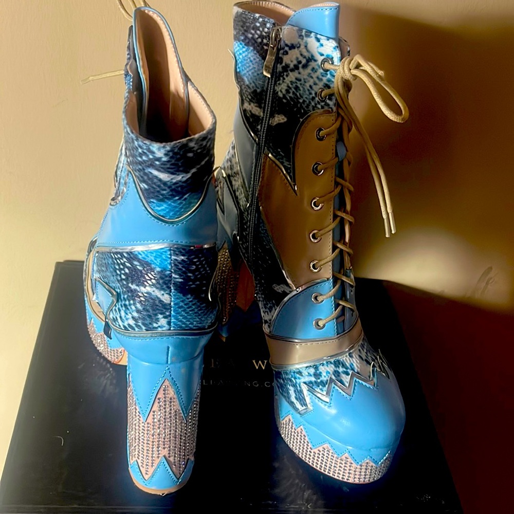 Brand New Shoes Never Worn. From Akira brought in 2022 size is to big for me.
